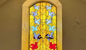 Barnas - Vitrail de l'église ©sourcesetvolcans