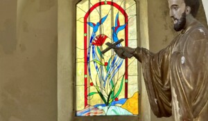 Barnas - Vitrail et saint de l'église ©sourcesetvolcans