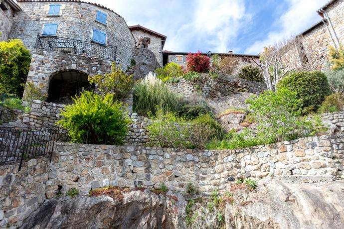 Bas du quartier médiéval du Chastelas dans le village de caractère de Jaujac en Ardèche, visites, randonnées et volcanisme