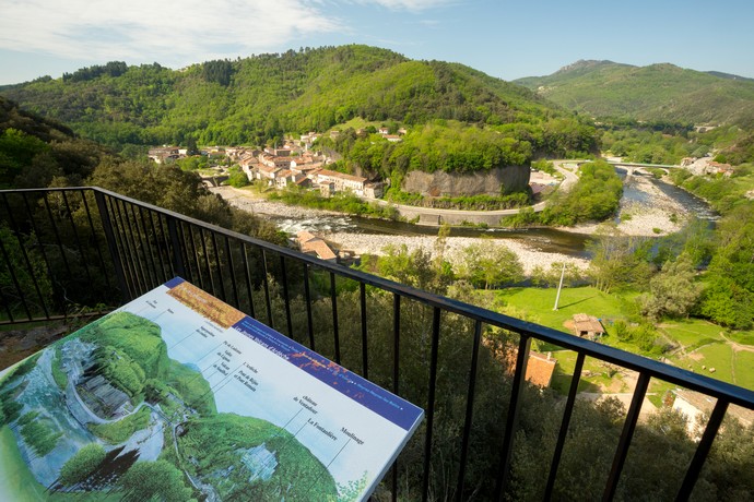 Belvédère sur la rivière Ardèche à Pont de Labeaume
