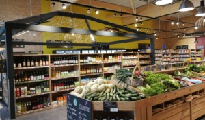 Intérieur des stands fruits et légumes de la Biocoop les Gatôbis à Prades