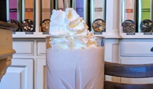 Boisson froide servie dans un verre avec chantilly sur le dessus