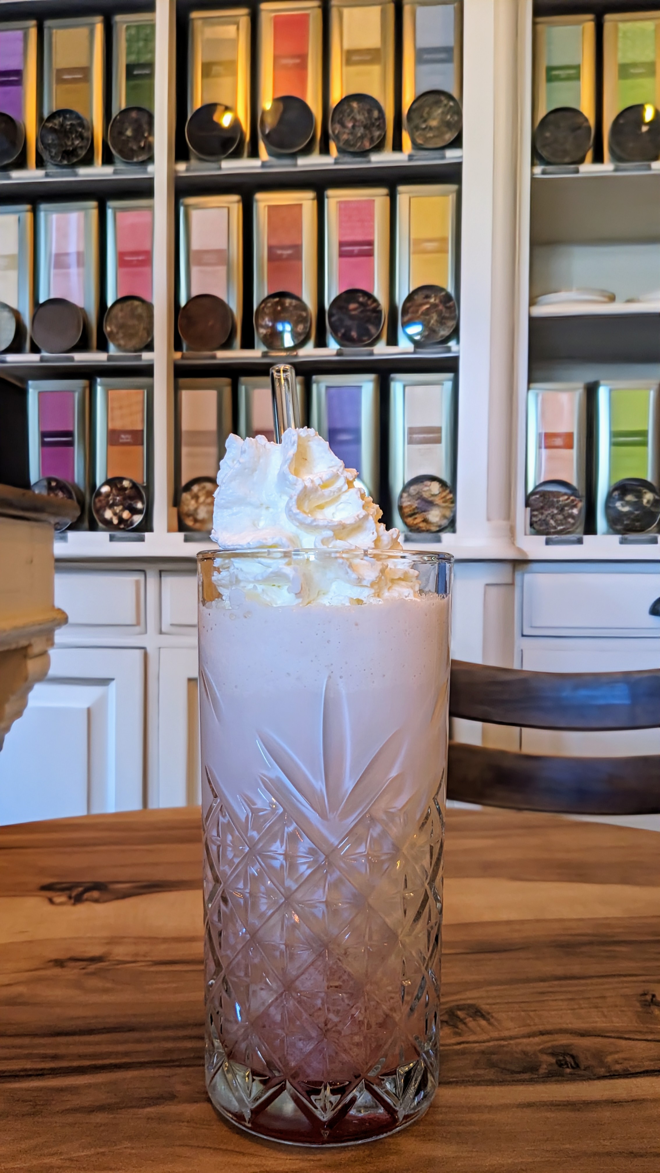 Boisson froide servie dans un verre avec chantilly sur le dessus