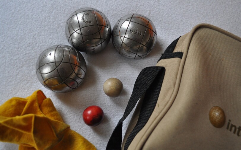 Jeu de pétanque pour le concours à Meyras