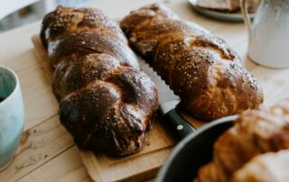 Brunch, pains boulangers, produits locaux - ©claudio-schwarz-unsplash