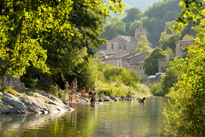 Baignade au verdier avec vue sur l'église de Burzet en Ardèche