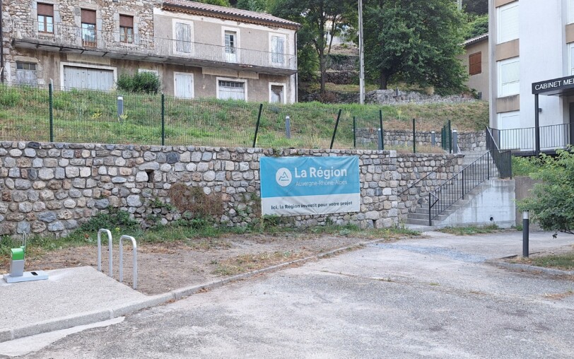 Burzet - borne recharge VAE sous le cabinet médical