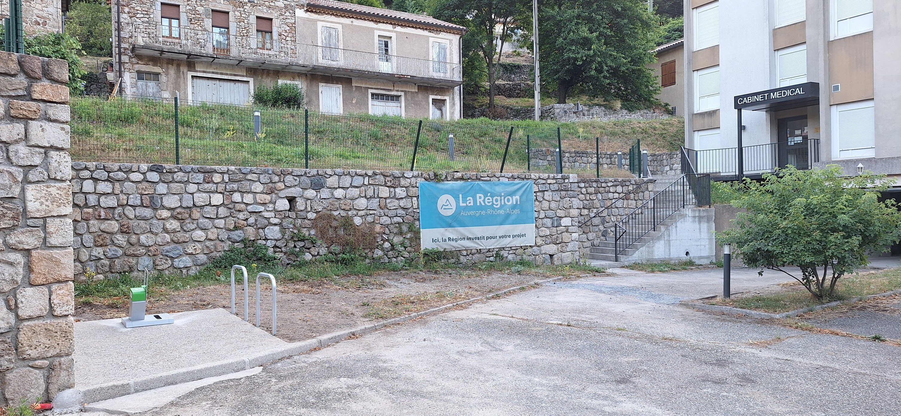 Burzet - borne recharge VAE sous le cabinet médical