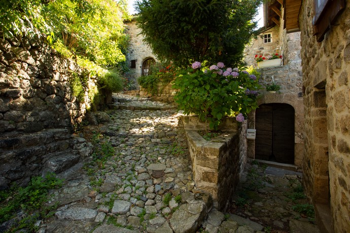 Gite et ruelle pavée du village à Burzet en Ardèche