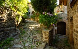 Burzet - Gîte et ruelle pavée du quartier médiéval ©S.BUGNON - ©S.BUGNON