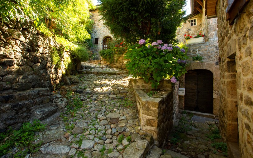 Burzet - Gîte et ruelle pavée du quartier médiéval ©S.BUGNON