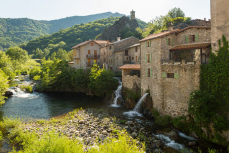 La rivière Bourges dans le village de Burzet, station verte en Ardèche