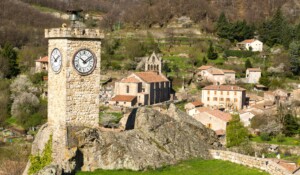 Burzet - La Tour de l'Horloge avec vue sur l'église ©S.BUGNON