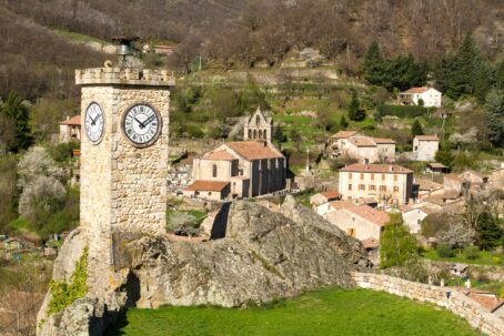 La tour de l'horloge dans le village de Burzet en Ardèche, vue depuis le pied de la tour