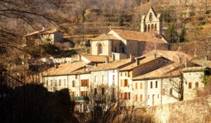 Burzet - Le village sur la Bourges-zoom église ©S.BUGNON