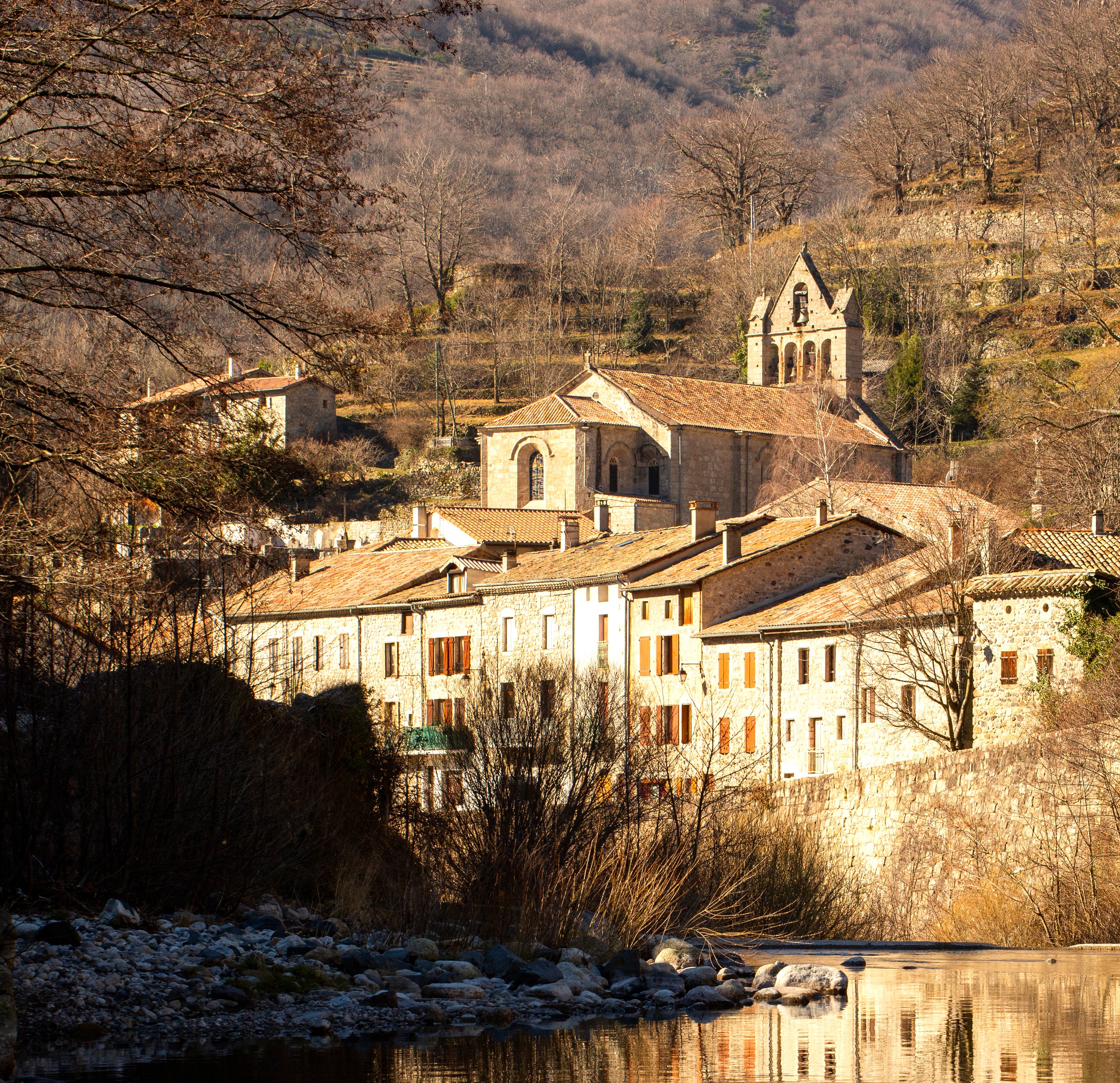 Burzet - Le village sur la Bourges-zoom église ©S.BUGNON
