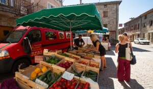 Burzet - Marché du mercredi matin en été ©S.BUGNON