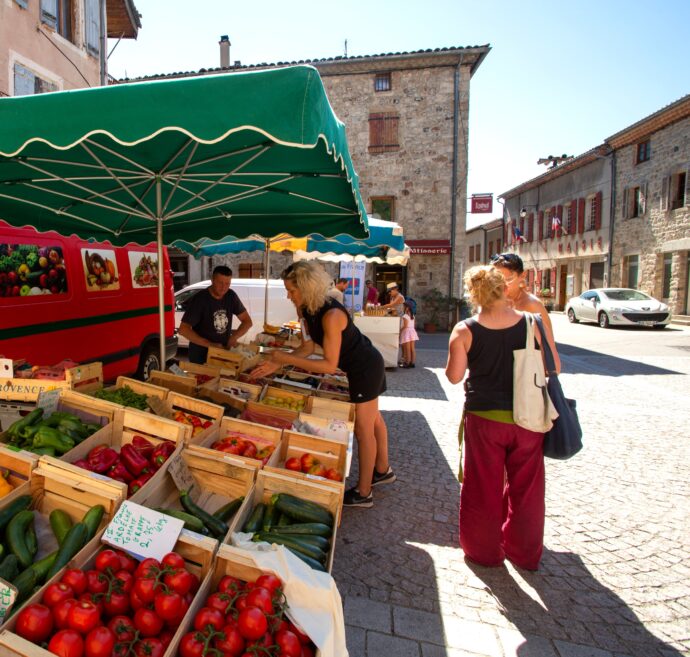 Marché du mercredi matin avec ses fruits et légumes à Burzet en Ardèche