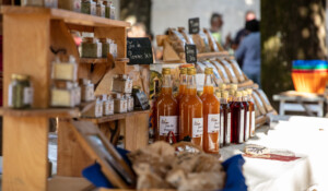 Burzet - marché lundis du terroir et du savoir - miels, confitures, jus et sirops ©sourcesetvolcans