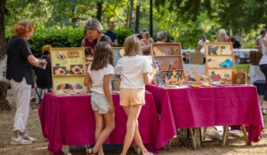 Burzet - marché lundis du terroir et du savoir - objets artisanaux en bois ©sourcesetvolcans