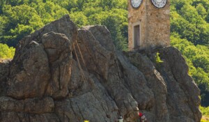 Burzet - Tour de l'horloge avec escaladeurs ©S.BUGNON