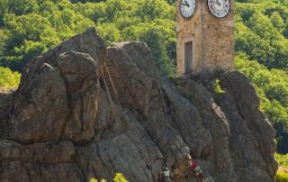 Burzet - Tour de l'horloge avec grimpeurs ©S.BUGNON - ©S.BUGNON