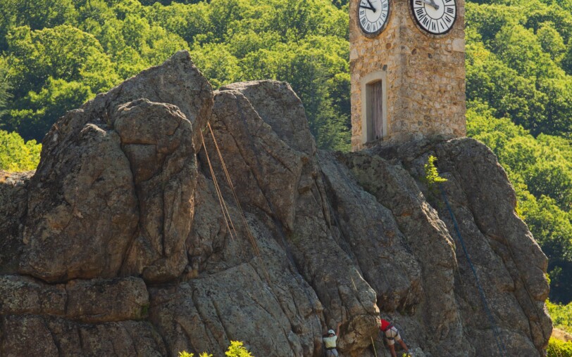 Burzet - Tour de l'horloge avec grimpeurs ©S.BUGNON