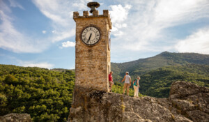 Burzet - visite de la tour de l'horloge en été ©sourcesetvolcans
