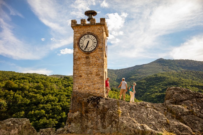 Visite de la tour de l'horloge de Burzet en été en Ardèche