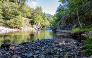 Photo rivière et plage de galets à Burzet - ©Sources & Volcans