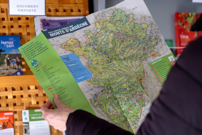 Burzet – escalade de la tour de l’horloge ©sourcesvolcans Escalade de la tour de l'horloge de Burzet