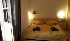 Chambre et lit double de la chambre d'hôtes Cyril et Isa à Jaujac
