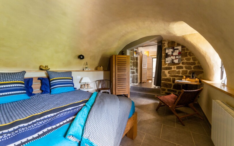 Chambre d'hôte la Calade - Chambre chanvre - lit et coin détente ©c.fadda