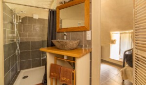 Chambre d'hôte la Calade - Chambre chanvre - salle de bain et douche ©c.fadda