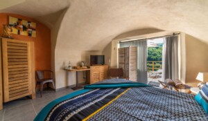 Lit avec vue vallée dans la Chambre terracotta, chambre d'hôtes La Calade à Chirols
