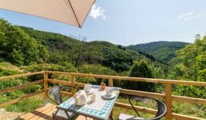 Terrasse extérieure et vue montagne, Chambre terracotta, chambre d'hôtes La Calade à Chirols