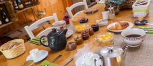 Petit déjeuner inclus avec la Chambre terracotta, chambre d'hôtes La Calade à Chirols