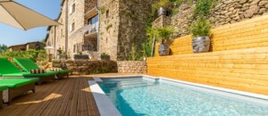 Chambre d'hôte la Calade - Piscine et transats en été ©c.fadda