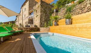 Chambre d'hôte la Calade - Piscine et transats en été ©c.fadda