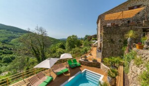 Extérieur avec piscine et vue montagne, Chambre terracotta, chambre d'hôtes La Calade à Chirols