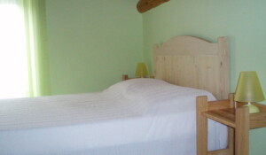 Chambre principale du gite de l'Olivier à Meyras