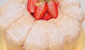 Charlotte aux fraises réalisée par Tartelette & Co