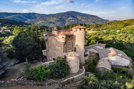 Château de hautsegur sur les hauteurs de Meyras en Ardèche