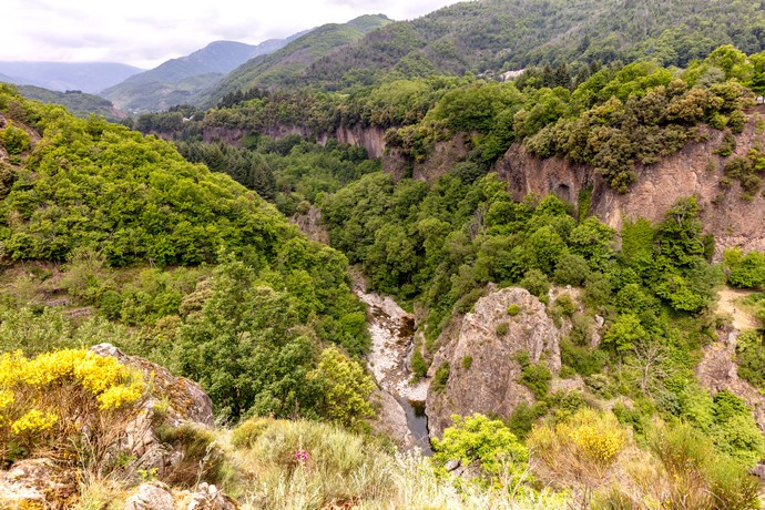 Chaussée des Géants, géosite du géoparc des Monts d'Ardèche - coulée basaltique volcanique dans le village de caractère de Thueyts en Ardèche