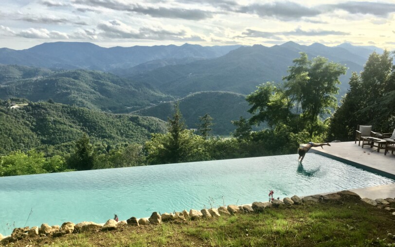 Chirols - Châtaigne perchée piscine en été ©etna.julien