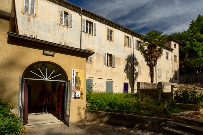 Entrée de l'Écomusée du moulinage, usine de travail de la soie à Chirols en Ardèche