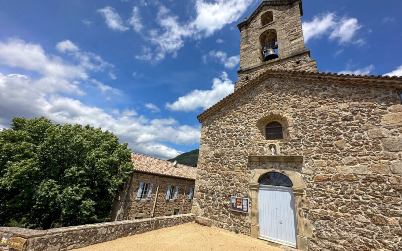 Chirols - Église en été ©sourcesetvolcans