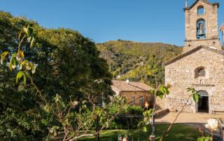 Eglise Notre Dame de Chirols à l'automne en Ardèche - ©sourcesvolcans