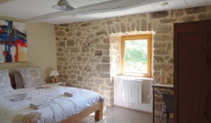 Chirols - La calade - chambre lin - lit-2 ©c.fadda