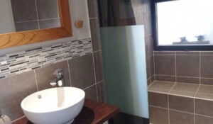 Chirols - La calade - chambre lin - salle de bain ©c.fadda